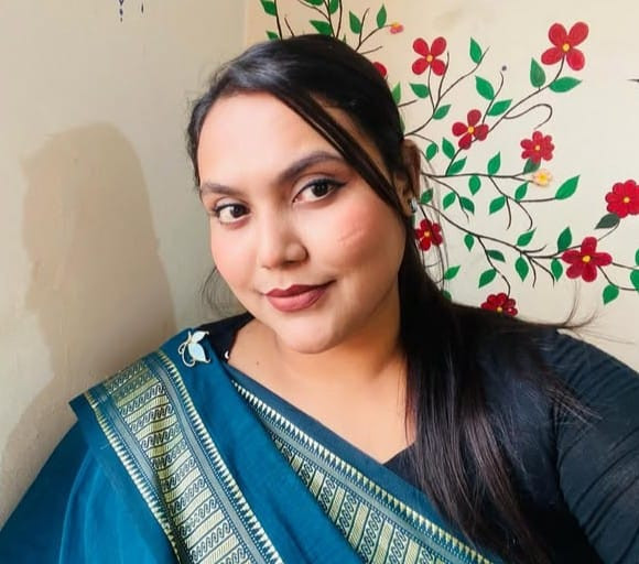 মায়ের হাতে তেল মালিশ